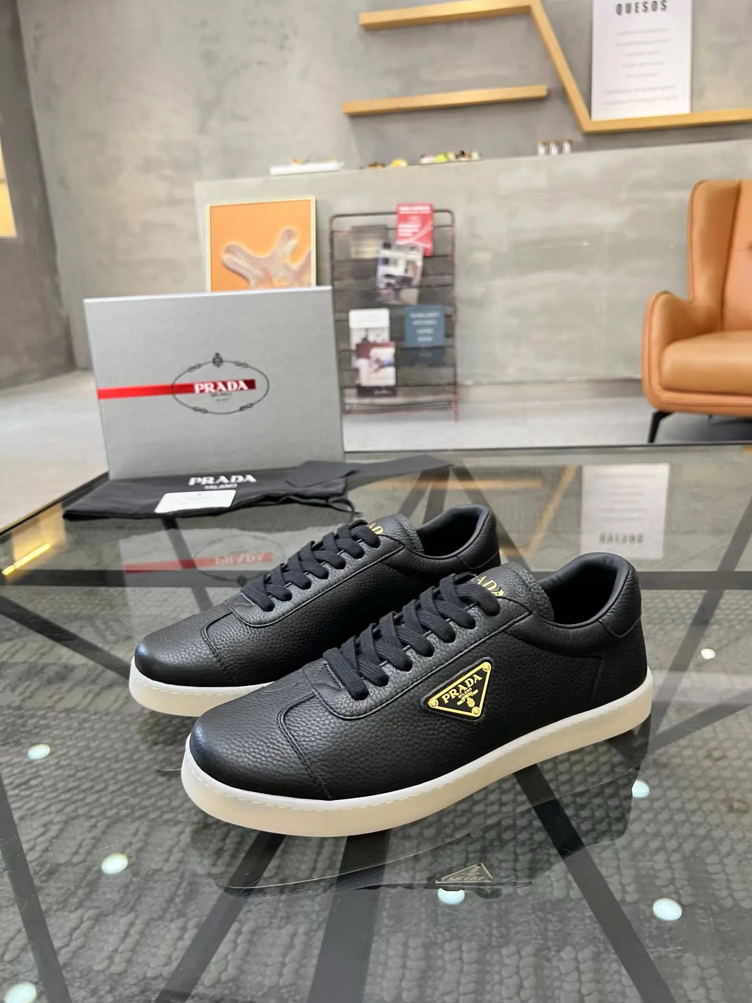 Factory price: 400💰Prada new men's leather sports shoes, the highest version on the market, any comparison is welcome🆚! The original leather has excellent texture and is super high-end! Fetal sheep net lining imported from Italy, removable pad! Luxurious materials and fine workmanship, highly recommended! Code number: 38-44, customized 45